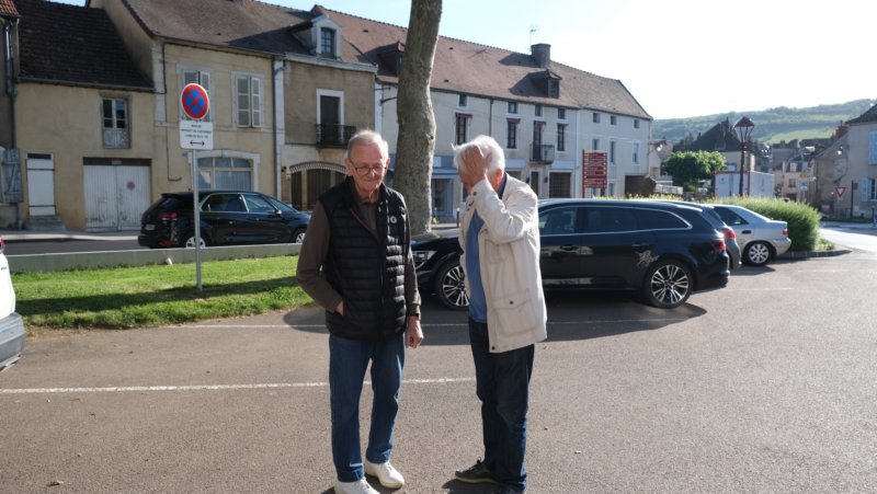 Photo de la place à la mairie