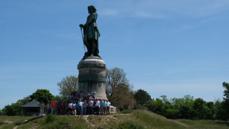 Photo de statue de Vercingétorix et notre groupe